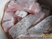 Рыбное филе промыть и нарезать кусками.