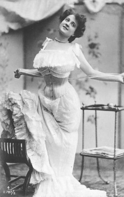 Женщина в корсете, 19 век. Фото с сайта Яндекс.