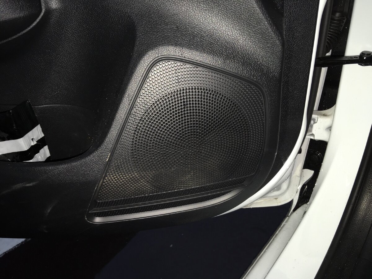 Колонка в левой двери Kia Rio