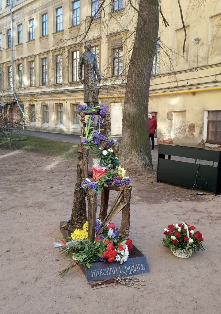"Я конквистадор в панцире железном,                                                                                                                        Я весело преследую звезду,                                                                                                                                         Я прохожу по пропастям и безднам                                                                                                                                 И отдыхаю в радостном саду".