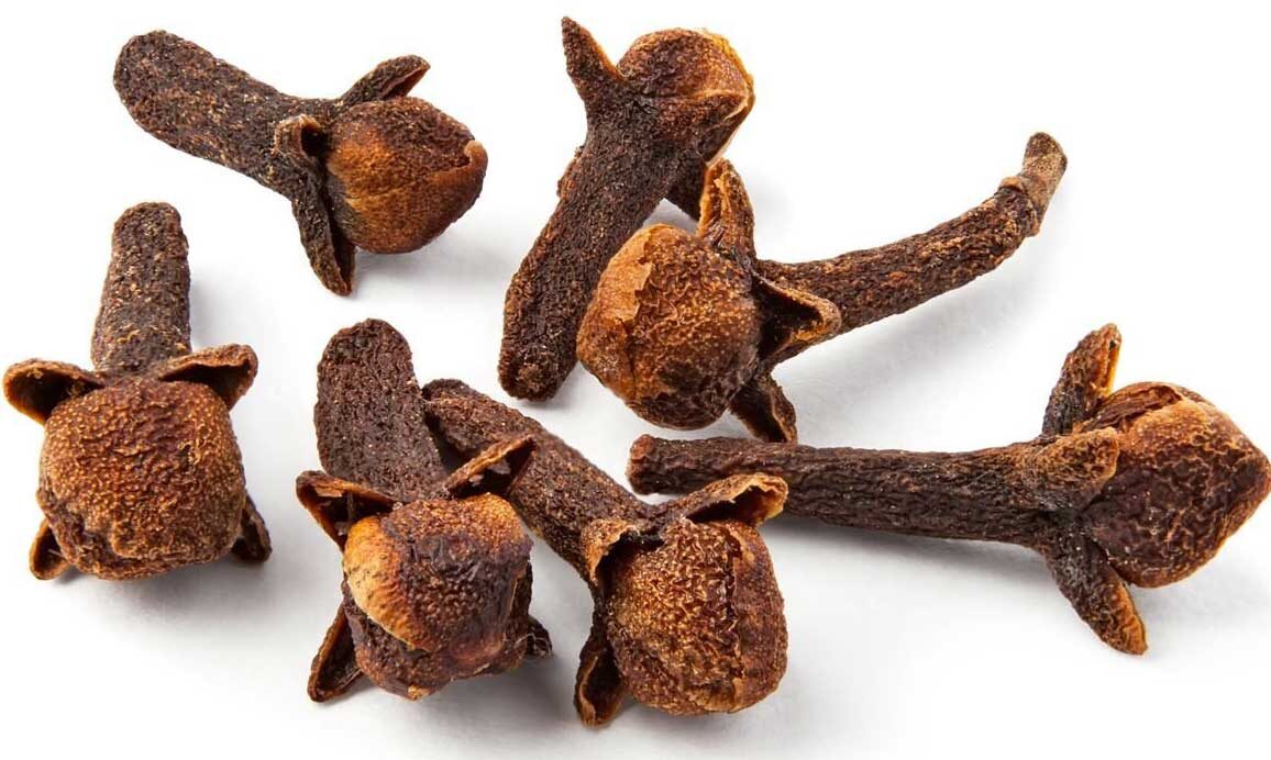 Добро пожаловать, сегодня хочу поделиться своим опытом и какой эффект  от этого . Гвоздика помогает похудеть , так ли это?
Я начал делать эксперимент  .как только начинало чувства голода я брал 1 гвоздику и клал себе в рот и просто держать её ,  не сосать не жевать , просто держать во рту .
и уверено могу вам сказать что гвоздика помогает снижать 60-70% аппетита ,соответственно  это приведет похудению .