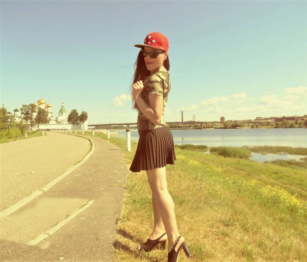 На берегу реки Кострома в городской черте, в районе Ипатьевского монастыря, в отличие от нашего сельского побережья,  чистота и порядок. 