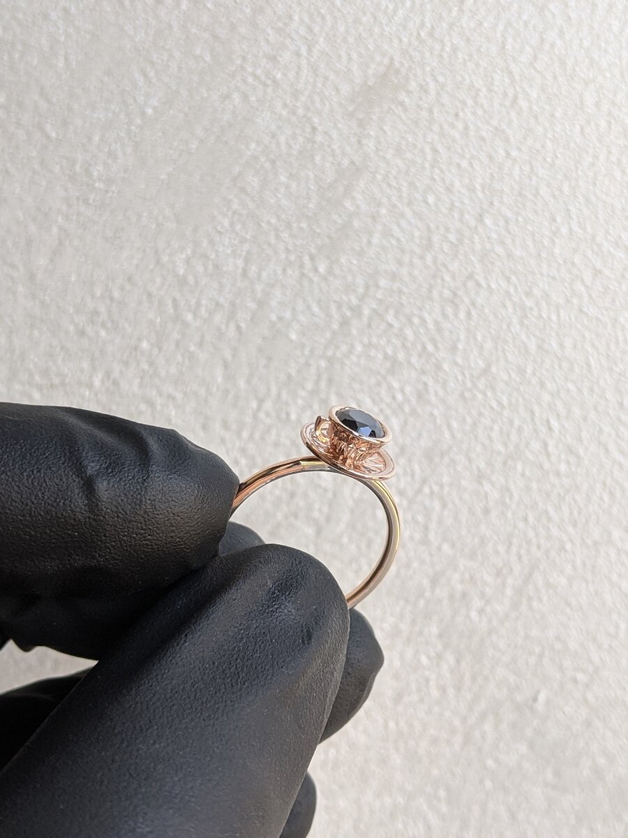 Кольцо выполнено из красного золота 585 пробы 💍