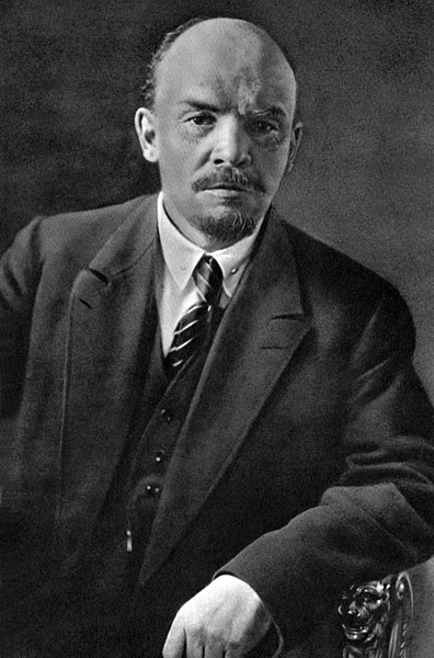 источник: https://ru.wikipedia.org/wiki/%D0%A4%D0%B0%D0%B9%D0%BB:Lenin_1920.jpg