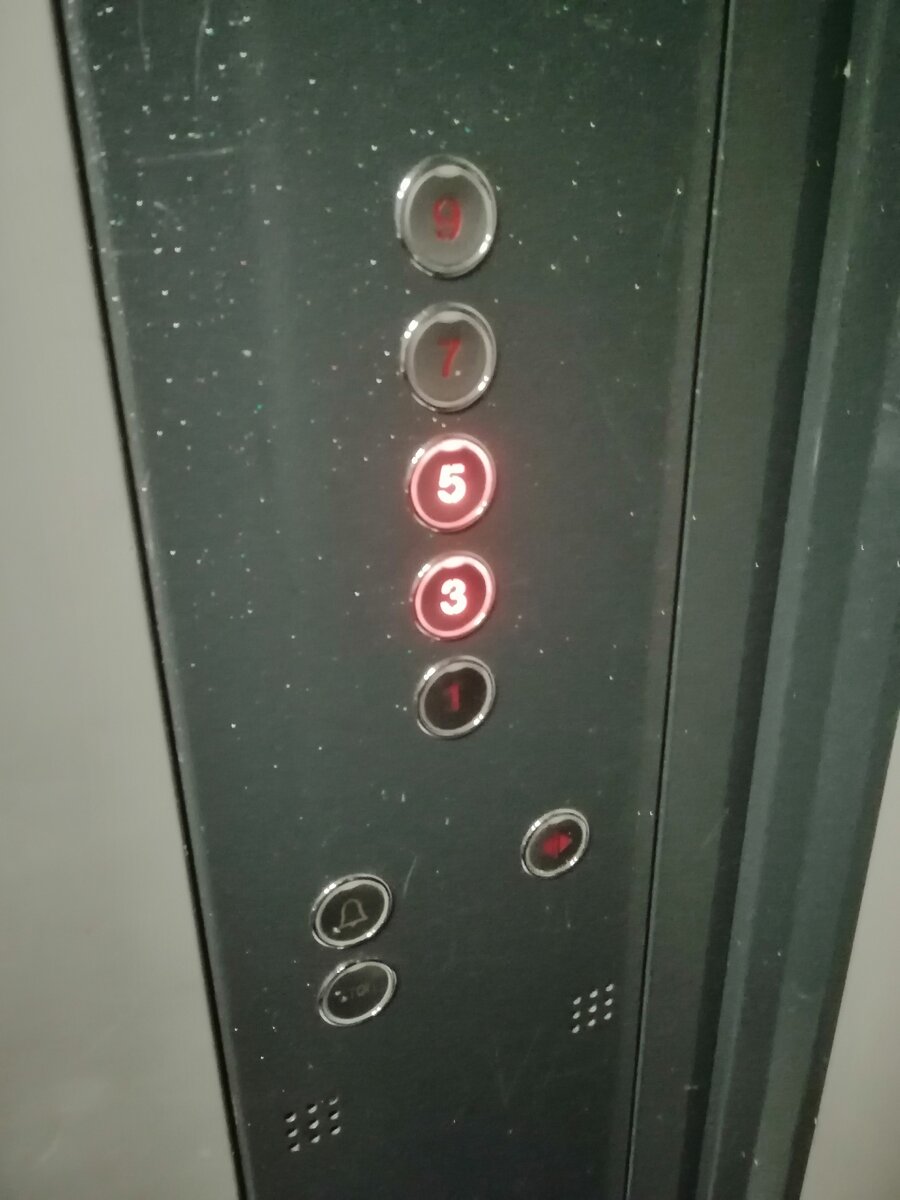 Это мой личный тупик..Стою и думаю на какой этаж мне надо и как туда добраться? ))) И есть ли 10 этаж в этом чудном доме?))