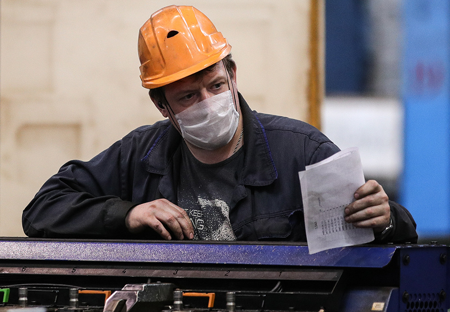 Динамика уровня безработицы в секторе промышленного производства ухудшается.
Фото: Сергей Бобылёв/ТАСС