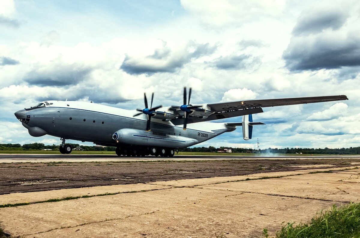 Ан-22 - самый тяжелый и самый большой в мире советский турбовинтовой транспортный самолёт. Фото twitter.com