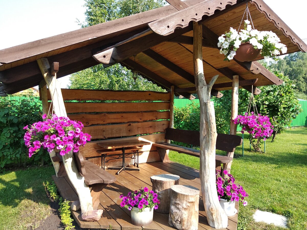 Петунии в подвесных контейнерах.