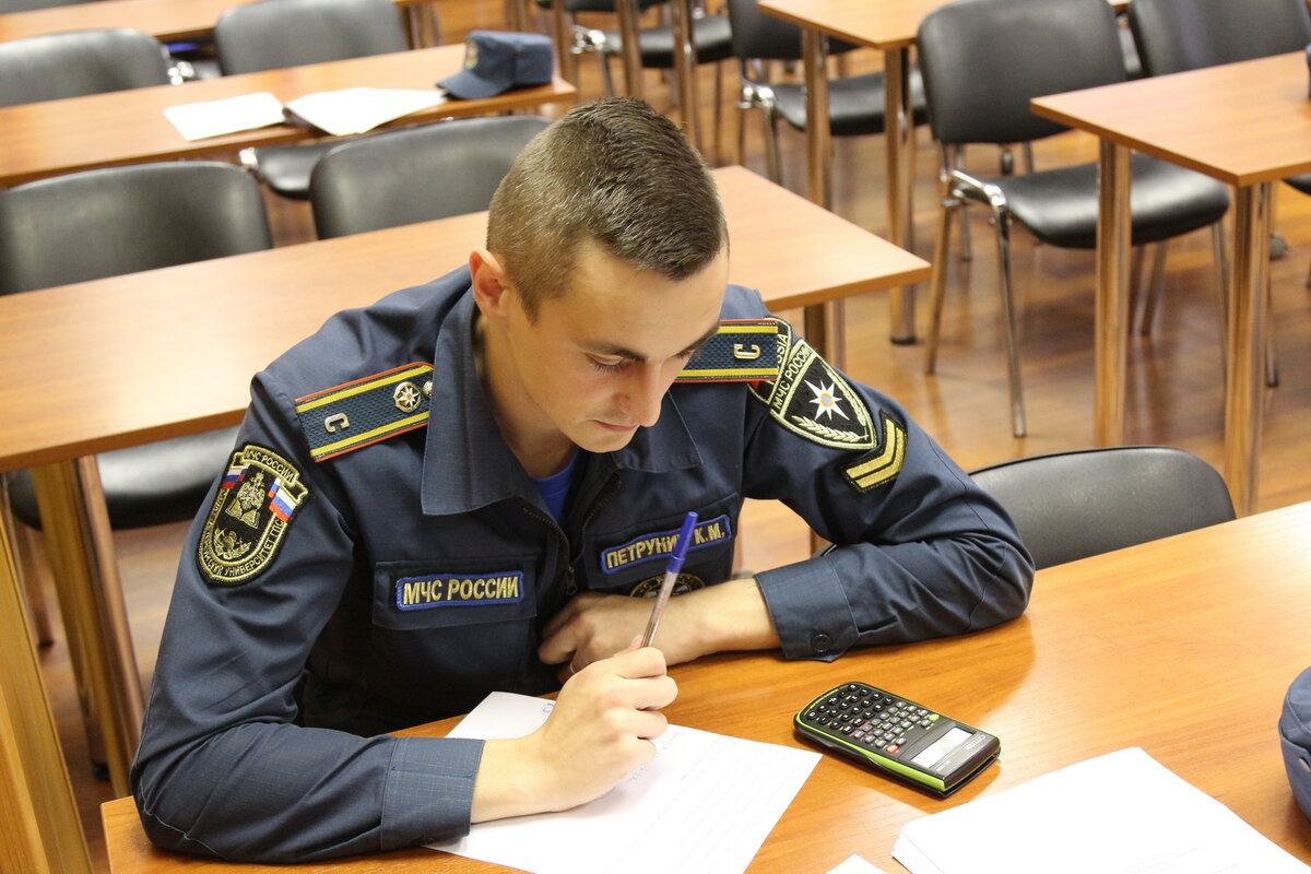 В училище получают. Курсант. Курсанты на экзамене. Экзамен в военном училище. Экзамен летчиков.