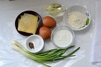 Выкладываем на стол необходимые продукты для омлета на кефире с сыром.