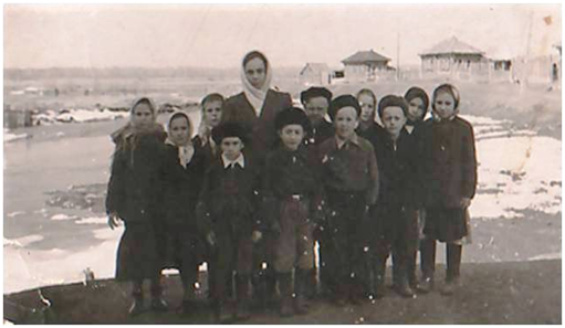 Шура Мезенина, Валя Демина,Смыковская Маша,Тюгеев Миша,Логинов Андрей,Герасимов К.,Демин Володя,МашинскаяГаля,Алексеев? Вася,Демина Люда, Мезенина Нина 1959год.Полина Ивановна Бородина хранила снимок  57лет
