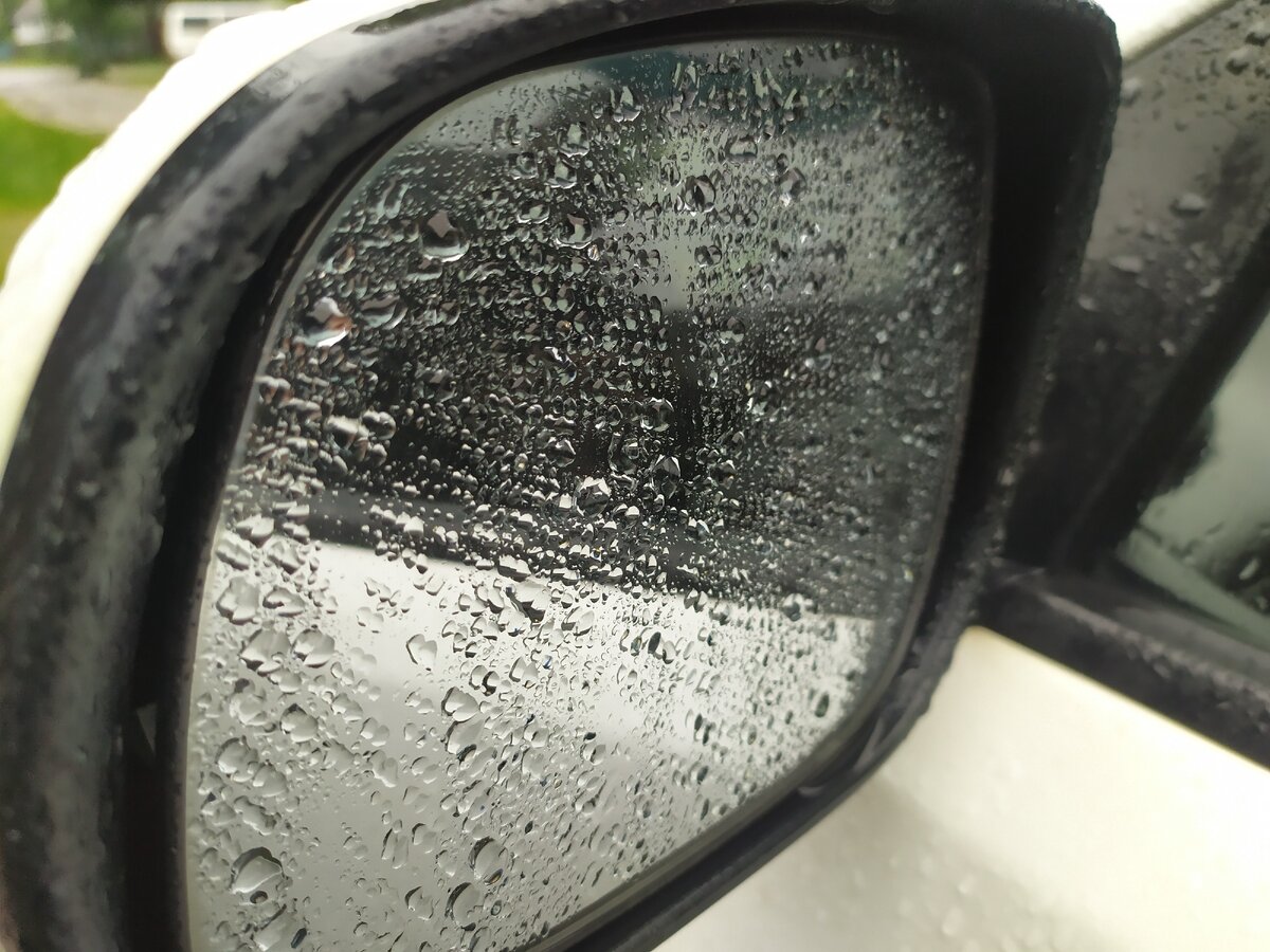 В такое зеркало совсем трудно разглядеть обстановку. 