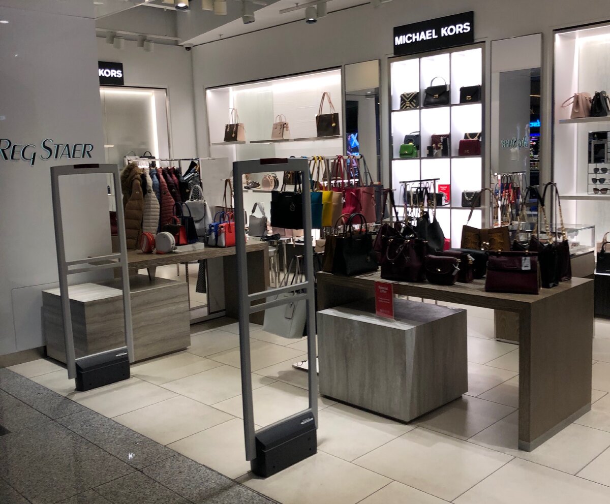 Аэропорт Внуково. 2019 год. Клиентов нет. Я час просидела в ожидании рейса и только две подружки помимо меня зашли поглазеть на сумочки