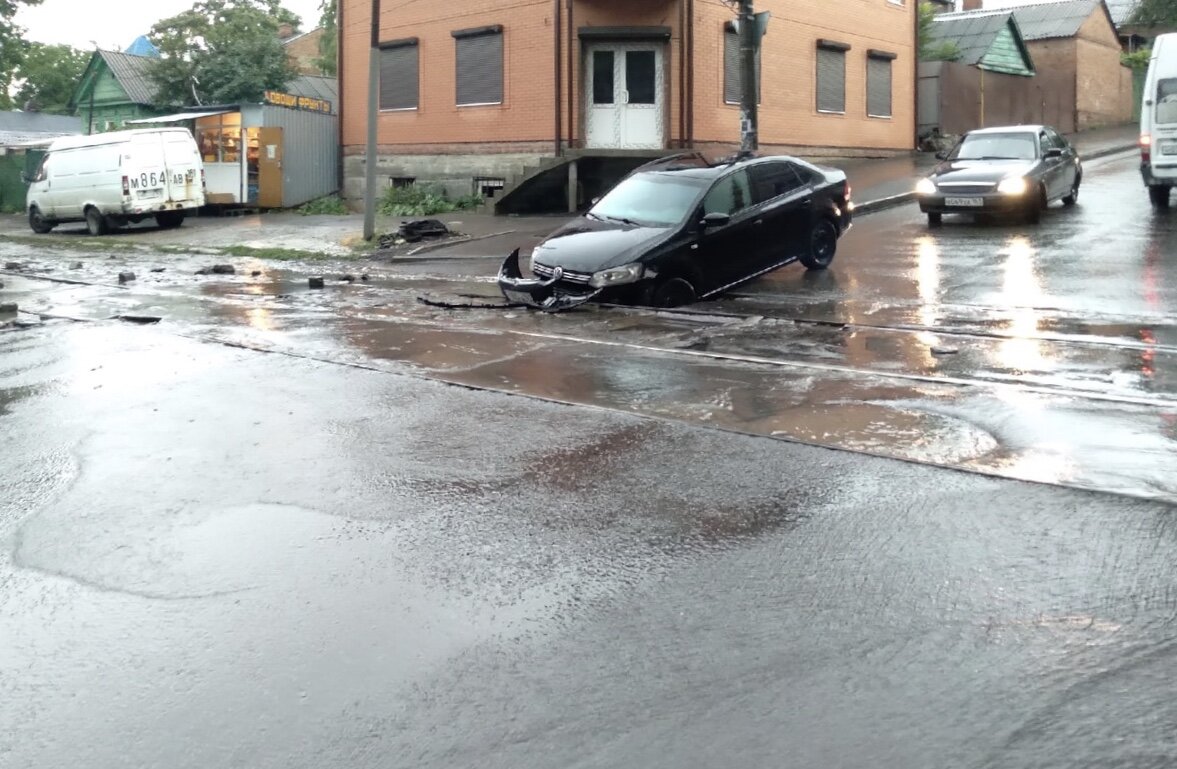 В Ростове автомобиль провалился в размытую дождем яму