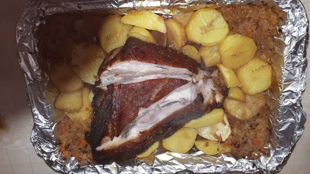 рульки вверх красногвардейская. свигая рклькав черном чугунке с 6 зубчиками чеснока, с 1 морковью. печено вепрево колено. рульки вверх коломна. держатель для рульки.