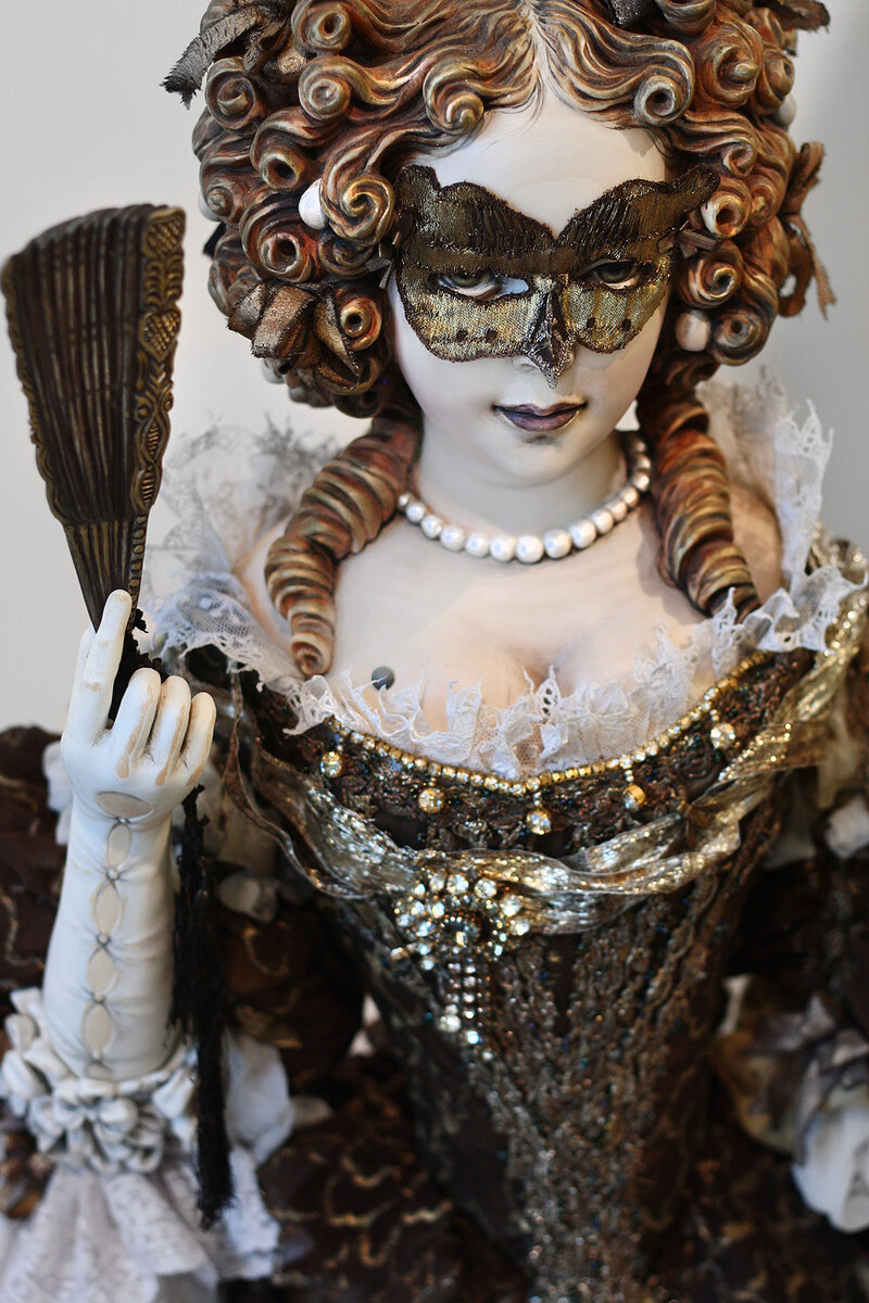 "Фаворитка" (фрагмент куклы) Художник: Юлия Сочилина. Материал: дерево, винтажные ткани