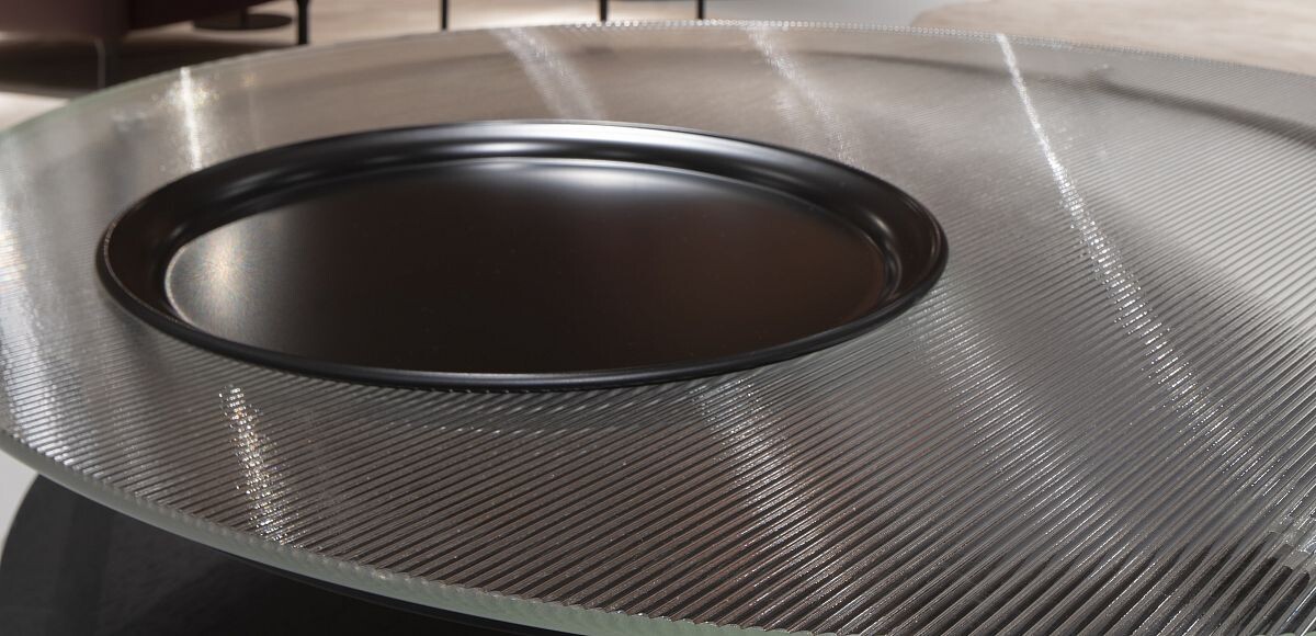 Оригинальный съемный поднос встроен в стеклянную столешницу