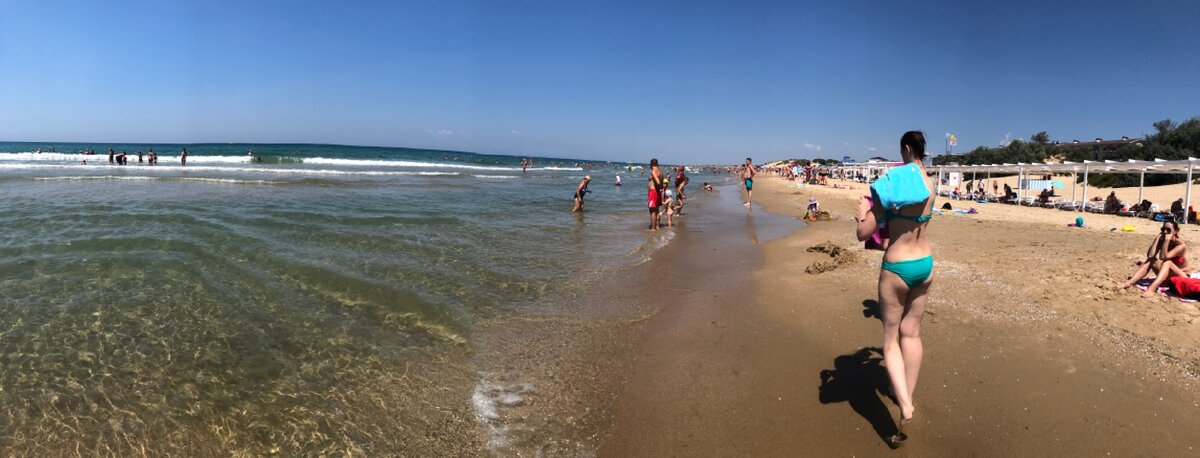 Второй пляж. Расстояние между ними 200 м.