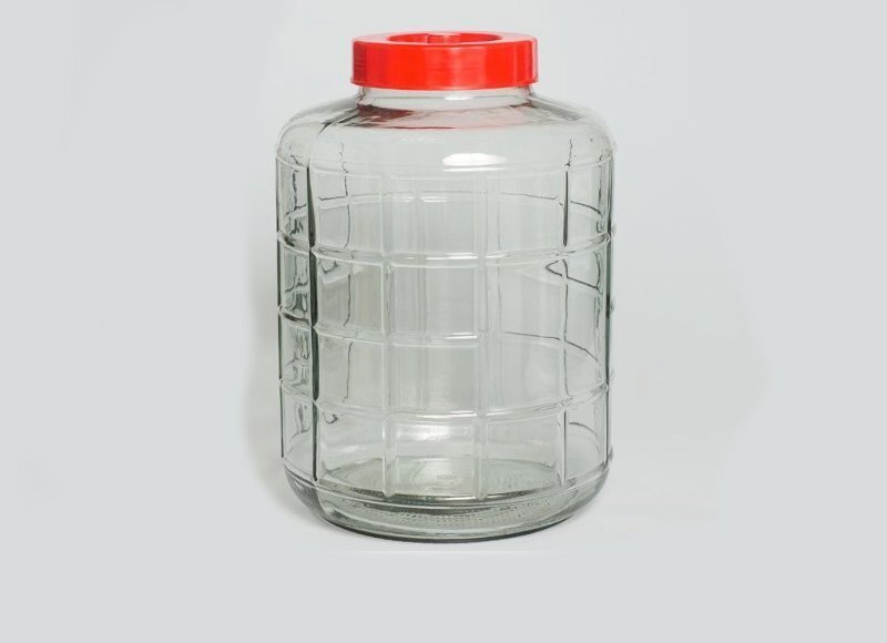 Отличная емкость для приготовления домашнего вина — стеклянная банка со встроенным гидрозатвором. Сильно облегчает приготовление вина.