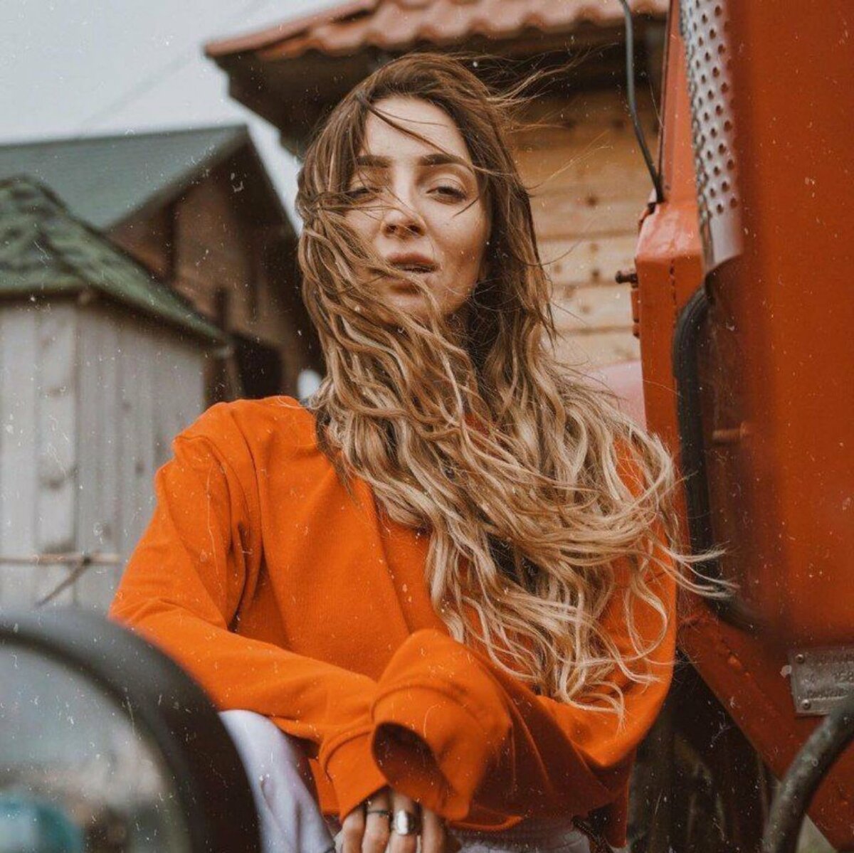 стерва дзен. анджелина джоли в молодости с сигаретой. образ роковой женщины. стерва дзен. дерзкая девушка.