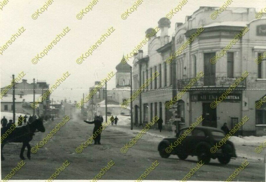  Лошадь и авто на улицах заснеженного Пскова. Н а дальнем плане Никола со Усохи