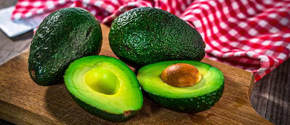 Такое авокадо можно без ничего. Срезал оболочку и съел как яблоко.