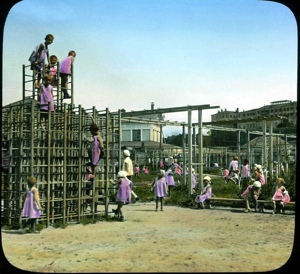 Детская площадка в Москве, фото 1931 года. Источник: https://bigpicture.ru/wp-content/uploads/2011/04/3063.jpg