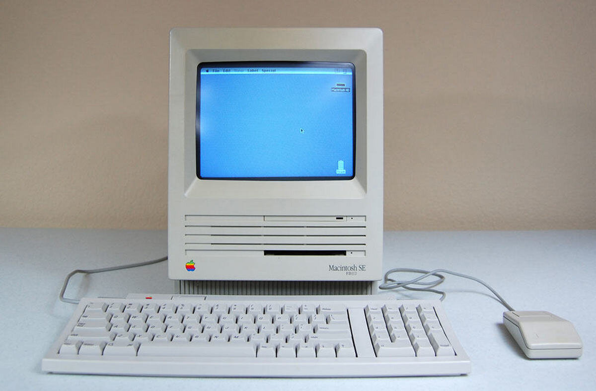 Пк старая версия. Компьютер Apple Macintosh (1984). Макинтош 1984 года. Макинтош компьютер Apple 1980. Макинтош компьютер se.