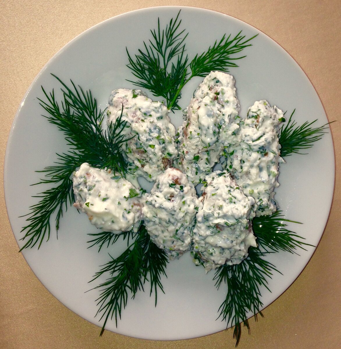 Котлетки из нута в йогуртово-сметанном соусе.