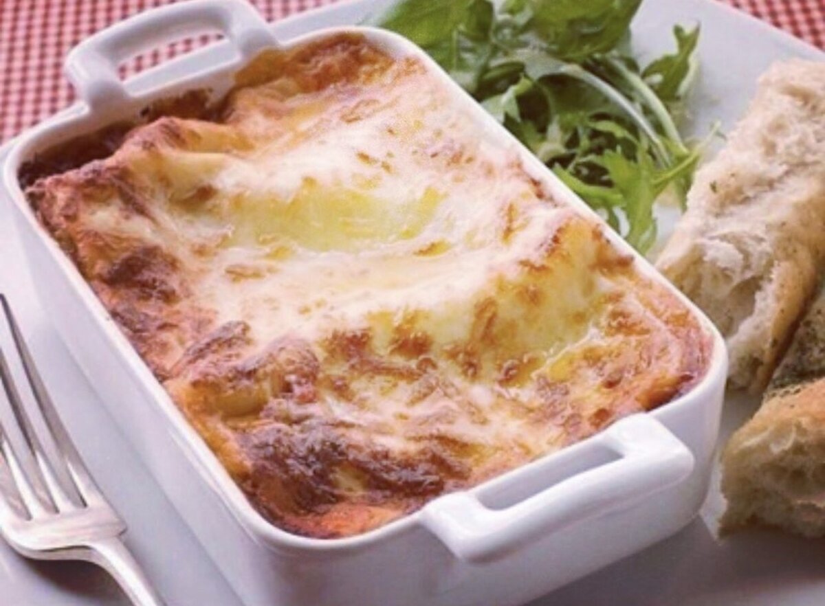 На фото : Лазанья с куриной грудкой.