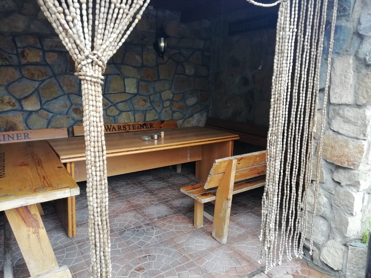 беседка выполнена из камня