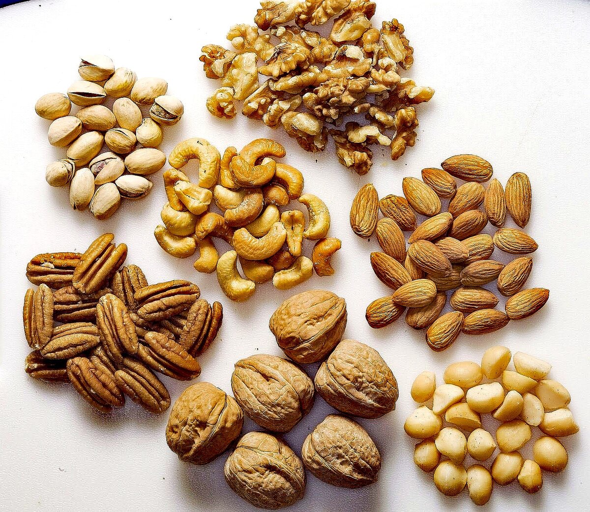 Различны виды орехов.