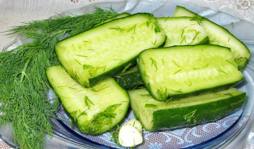 Если совсем маленькие кусочки, то всего полчаса в холодильнике и готово.