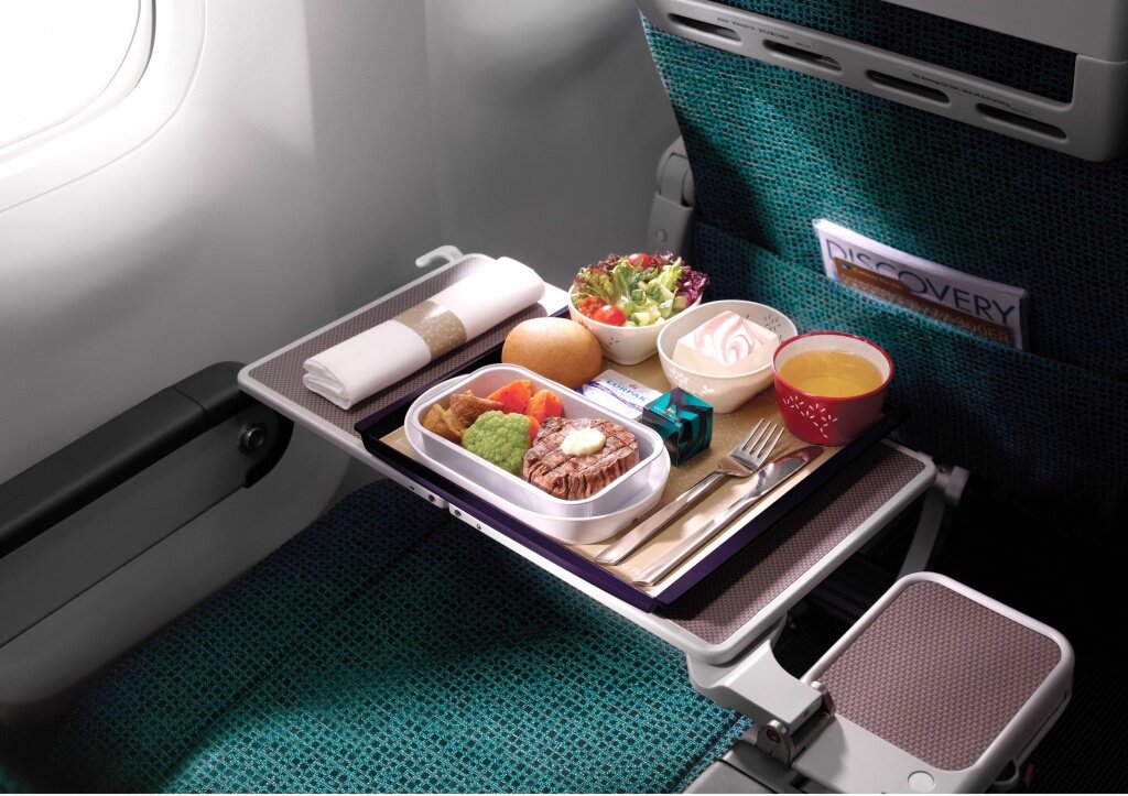 Свою еду в самолет. Cathay Pacific Premium economy. Cathay Pacific еда. Cathay Pacific 479. Cathay Pacific питание на борту.