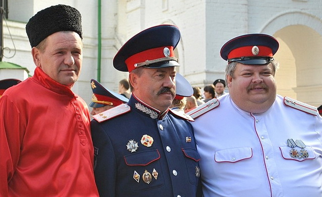Поэтому мы видим подобные смешные фотографии. Справа тоже находится казак