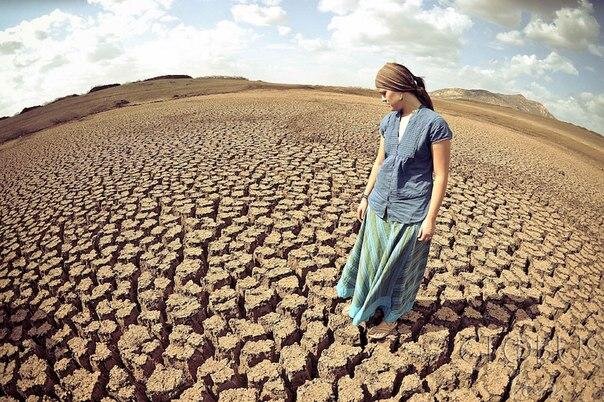 Потеря влаги в размере 6–8% от веса тела вызывает у человека полуобморочное состояние, 10% — галлюцинации и нарушение глотательного рефлекса. Потеря 12% жидкости влечет за собой остановку сердца. Так что, пейте больше воды.