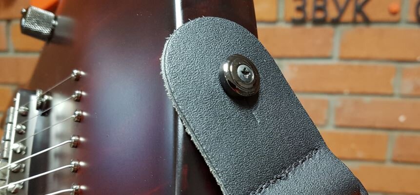 Обычное классическое крепление гитарного ремня