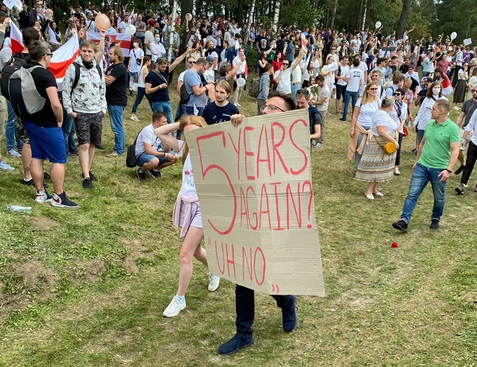 Белорусы массово жалуются на жестокое обращение с задержанными. Я не стану приводить здесь все те ужасы, о которых вы наверняка слышали. Сеть полнится фото и видеоматериалами, интервью пострадавших. Происходящее никого не оставляет равнодушным.
Однако есть и глубинный фактор, объясняющий, почему при в общем-то не самом плохом уровне жизни люди недовольны.
Вчерашняя акция работников Парка высоких технологий в Минске.
Вчерашняя акция работников Парка высоких технологий в Минске.
#беларусь в начале своей независимости показывала довольно неплохие экономические результаты. Страна хорошо прошла кризис начала 90-х, вызванный развалом СССР. Здесь не было повальной приватизации, большинство ещё советских предприятий сохранились. Эти предприятия, кстати, до сих пор работают. В Беларуси не появились олигархи, большая часть собственности осталась в руках государства.