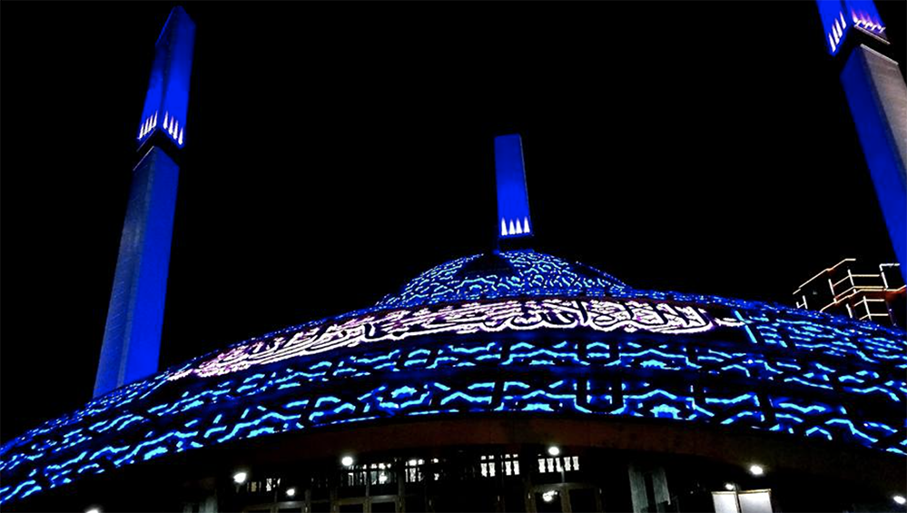 Вечерняя подсветка мечети "Сердце матери" в Аргуне \ Чечня \, которая меняет свои цвета, но главный, конечно, зелёный - цвет ислама.