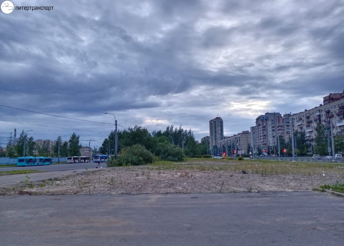 Этим летом от автосервиса была освобождена территория между разворотной площадкой и трамвайной линией на Хасанской улице.