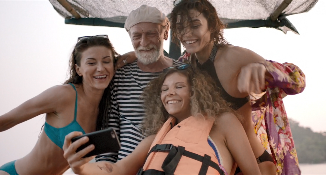 В Таиланде он даже открыл свой бизнес - катать туристов на лодке