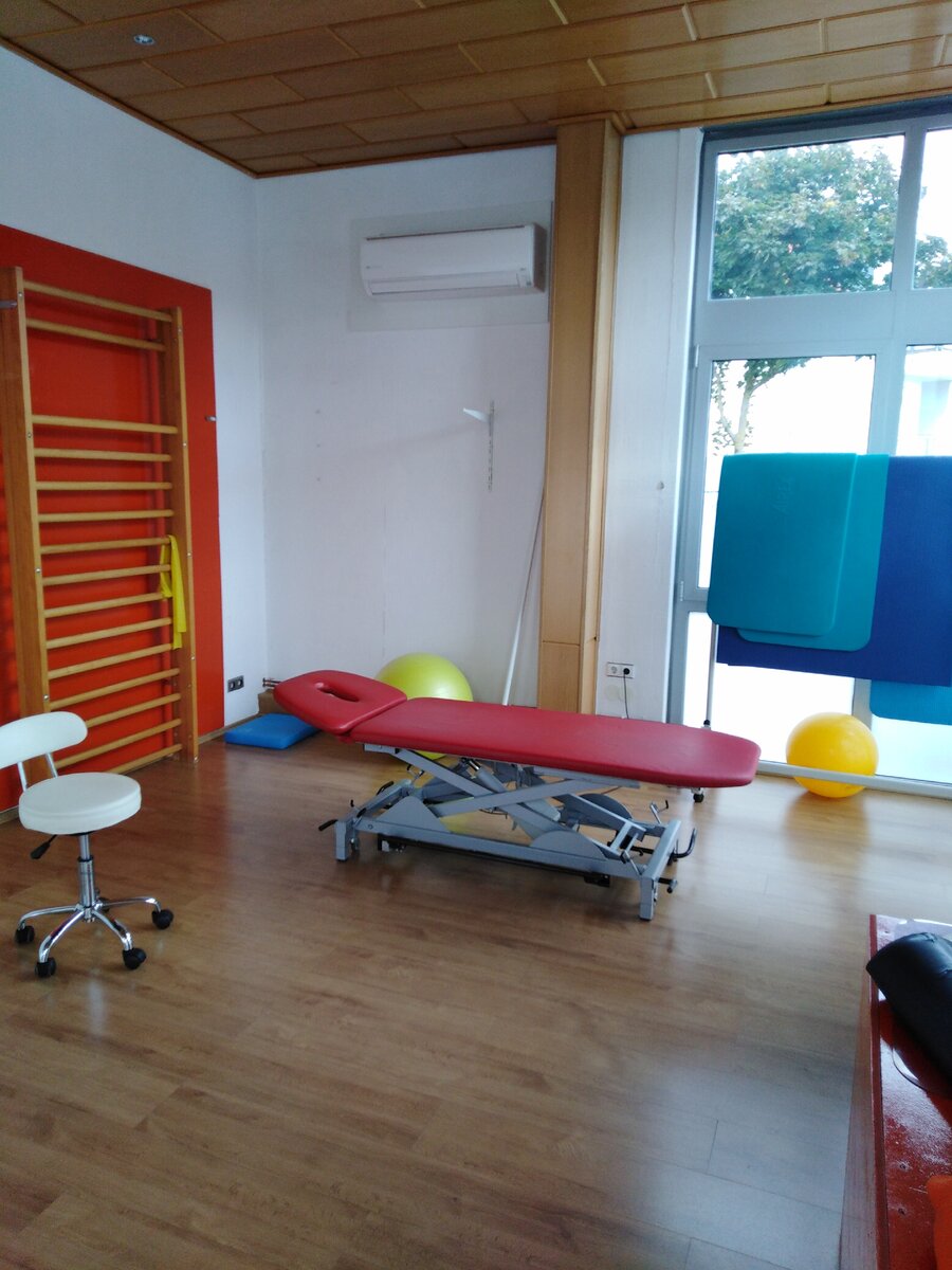 Над кушеткой на стене были держатели для фитболов. Они упали, когда я лежала на кушетке.Повезло,что упали рядом, но было неприятно. 