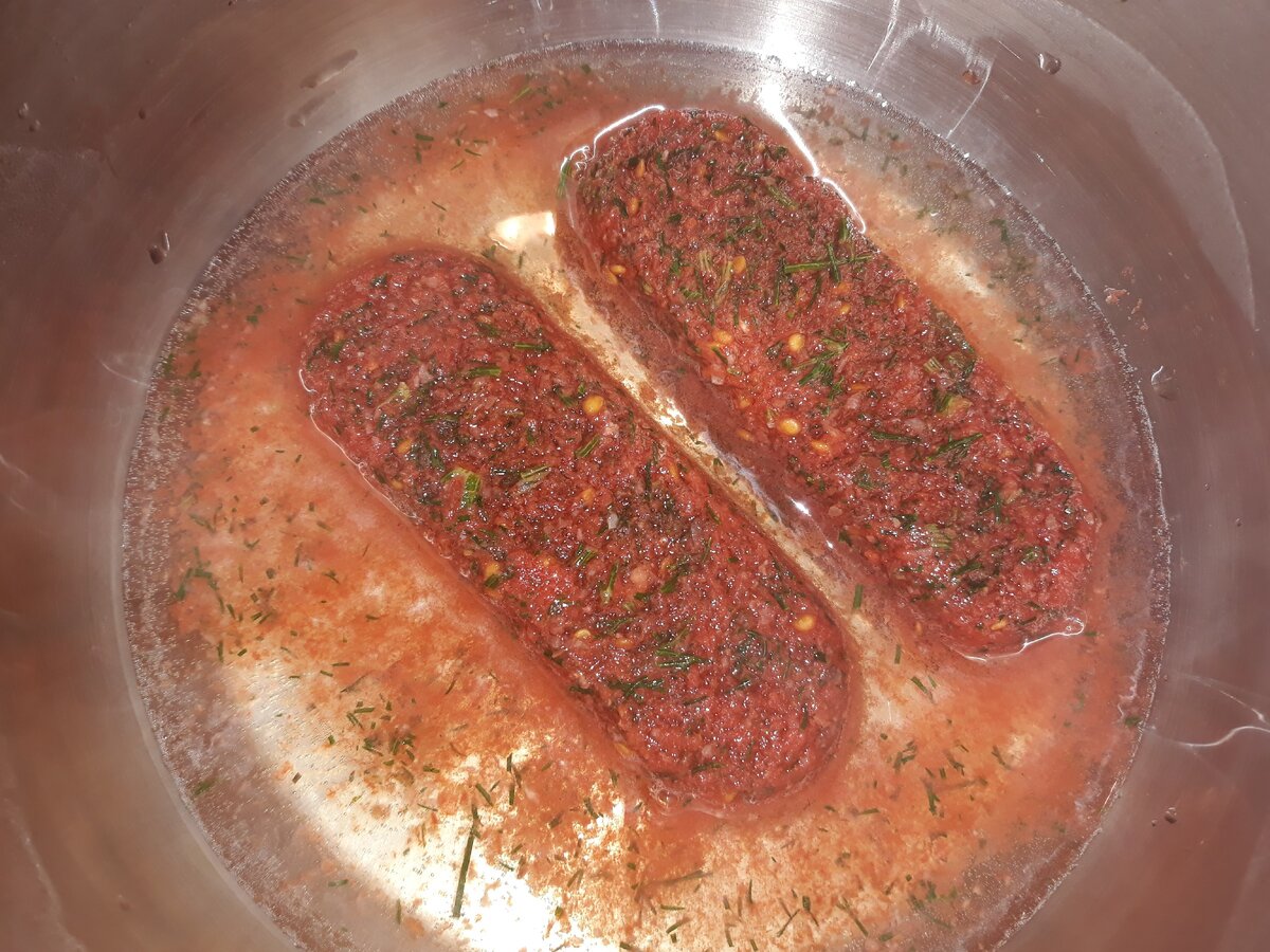 На дне кастрюли чашка воды и замороженная смесь помидоров с укропом)