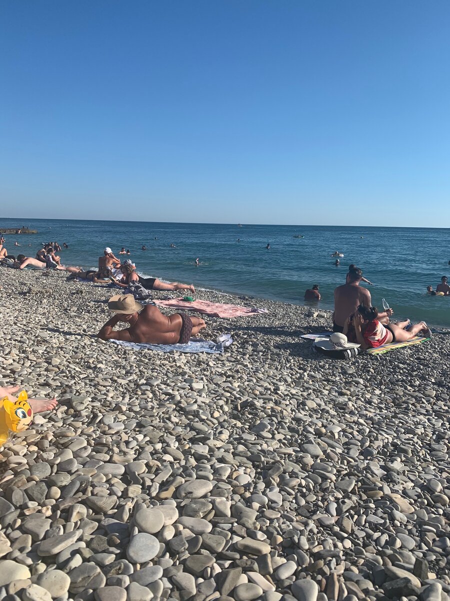 Пляж везде каменистый, но народу не так много:) 
