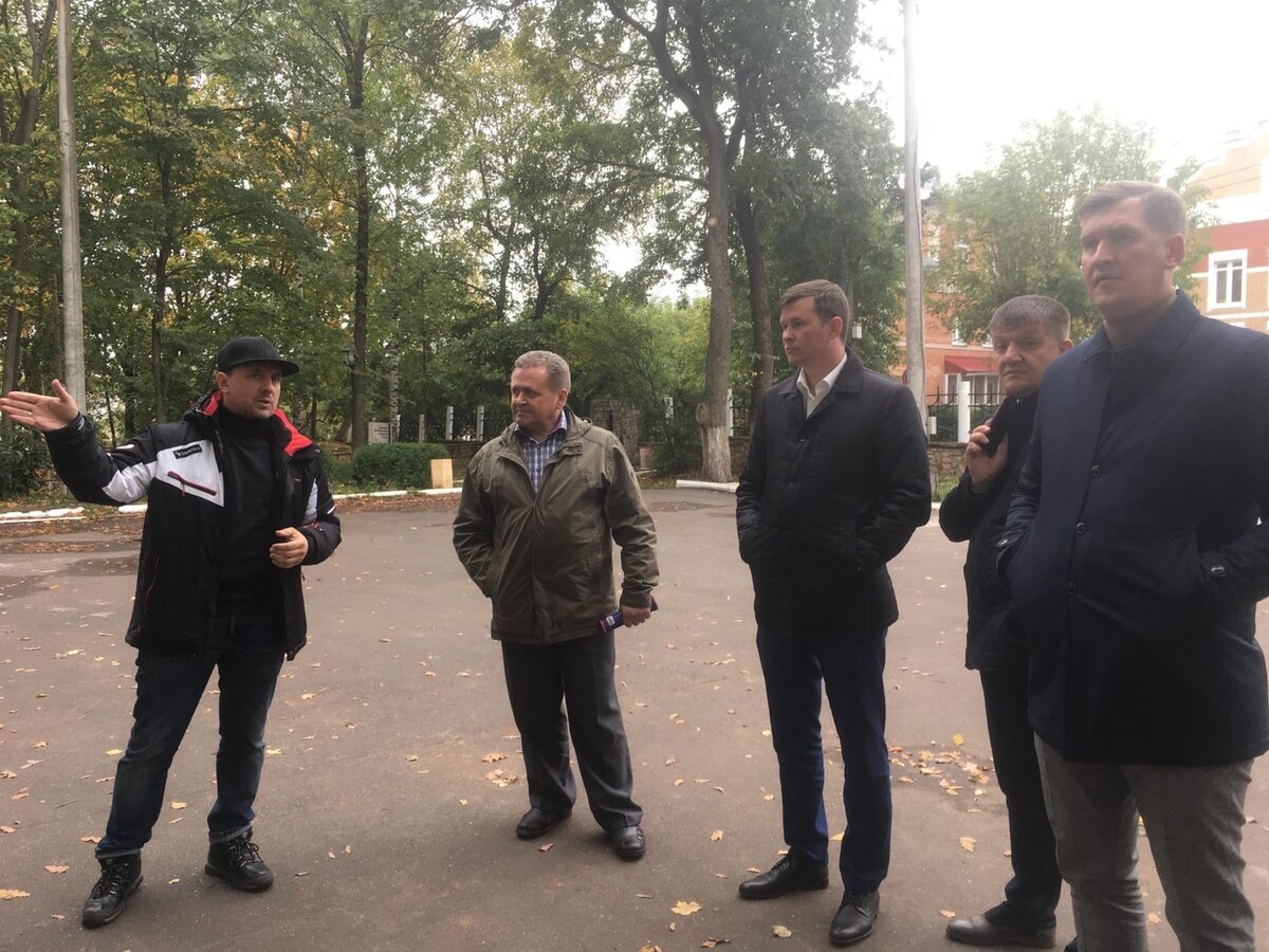 
Напомним, что ранее благоустройством парка "Аполло" занималась компания "Кировские Коммунальные Системы". Проводивший заседание в городской администрации зам.главы администрации Кирова Геннадий Плехов рассказал, что деятельное участие в жизни парка "Кировские Коммунальные Системы" проявляли только в самом начале своего шефства над "Аполло", а впоследствии их активность планомерно снижалась. С момента же, когда компания "ККС" покинула город, парк и вовсе оказался заброшенным.

Сейчас, спустя год после того, как "ККС" покинула город, интерес к парку вновь проявили коммунальщики. Будучи социально-ответственным предприятием МУП "Водоканал" изъявил желание участвовать в благоустройстве детского парка в центре города.  В частности, директор "Водоканала" Дмитрий Ухин на совещании в городской администрации заявил, что компания готова взять на себя операционные расходы, связанные с содержанием парка и впоследствии принимать участие в его развитие. Дмитрий Игоревич также отметил, что приложит все усилия к тому, чтобы парк попал в различные федеральные программы, которые бы позволили реализовывать в парке проекты за счет федеральных средств.

В свою очередь, представители "Российского Детского Фонда" заявили, что приветствуют появление генерального спонсора детского парка. Они отметили, что постоянно опрашивают посетителей парка "Аполло" и развивают парк, в том числе, с учетом мнения горожан. Общественники считают, что за счет тесного взаимодействия между общественной организацией, городской администрацией и МУП "Водоканал", реализация задуманных общественниками дел и приведение парка в надлежащий вид будут осуществляться гораздо быстрее, а выиграют от этого простые кировчане и, прежде всего, дети.

Не менее интересно прошел и непосредственный осмотр парка. В ходе встречи "на местности" общественники поделились с представителями "Водоканала" своими планами, в числе которых реставрация пяти жирафов, которых в народе прозвали "Пятью вятскими губернаторами", восстановление кота на дубе, а также превращение парковых фонтанов, которые давно не работают, в клумбы. Кроме того, общественники рассказали "Водоканалу" о плачевном состоянии домика, расположенного в северной части парка. Из-за того, что всю прошлую зиму он простоял без отопления, радиаторы центрального отопления в нем лопнули, а вода из них нанесла дому серьезный ущерб. В ближайшем будущем будет решен вопрос о том, будет этот домик все-таки отремонтирован или же его попросту снесут, а на его месте построят новый, более качественный домик.

 В свою очередь директор МУП "Водоканал" Дмитрий Ухин пообещал рассмотреть возможность не только сохранения, но и повторного запуска одного из фонтанов. В итоге всё будет зависеть от наличия и сохранности коммуникаций. Также он пообещал, что с 1 октября МУП "Водоканал", при наличии всех правоустанавливающих документов, примет парк на баланс. Это будет означать, что в "Аполло" впервые за долгое время появится охрана, а сам парк будет ежедневно закрываться в 22 часа и открываться в 6 часов утра. Также с октября в парк будет систематически подметаться. Кроме того, муниципальное предприятие примет участие в запланированных проектах "Российского Детского Фонда" и "Другой Вятки".

Вот как прокомментировал порталу Kirov.ru включение в процесс благоустройства парка сам Дмитрий Ухин:


Парк Аполло один из старейших парков Вятки, который для большинства жителей окрестных районов является оазисом свежего воздуха и природы в самом центре городской среды. Наша цель сохранить его исторический облик, ухаживать за ним, улучшать его состояние и оснащение, чтобы горожанам нравилось проводить там время, отдыхать и гулять.
На протяжении долгого времени этот парк находился под шефством ресурсоснабжающих организаций и мы, с удовольствием, продолжим эту традицию. Кроме того, на нашем предприятии работает множество энергичных, деятельных и креативных людей, которые готовы участвовать в развитии парка Аполло. Мы хотим приложить все усилия и знания, чтобы реализовывать различные социальные проекты, делиться информацией о деятельности предприятия, проводить развлекательные мероприятия.
МУП "Водоканал" - это социально-ориентированное предприятие. Мы готовы взаимодействовать с горожанами во всех сферах деятельности, не только в качестве поставщика услуг, также стремимся работать в социальной сфере и вносить вклад в развитие городской среды

Портал Kirov.ru продолжит следить за развитием событий в парке "Аполло" и будет информировать своих читателей обо всем, что в нем происходит.
