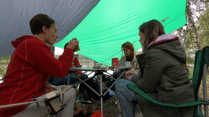 Игра отлично заходит и на природе. Лишь бы компания была