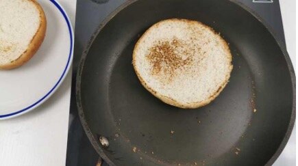 1 На сухой сковороде без масла подрумяньте срезы 2 бургерных булочек до хрустящей корочки.