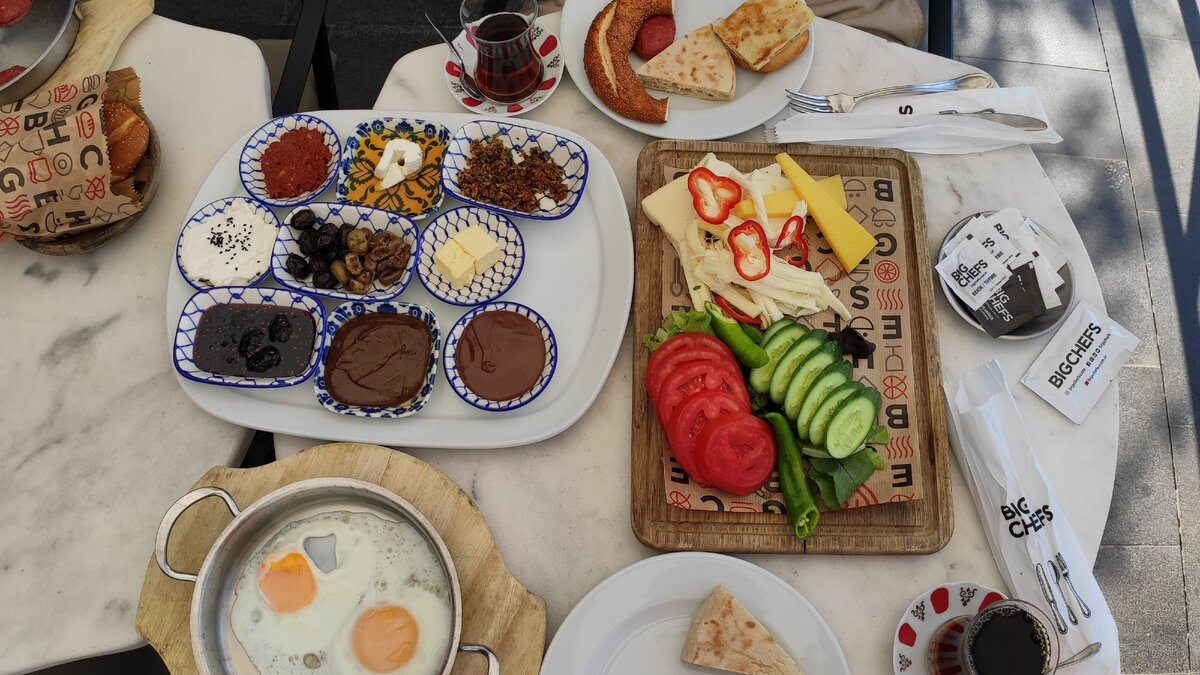 Завтрак в ресторане BigChefs Antalya Lara называется "Breakfast to share"