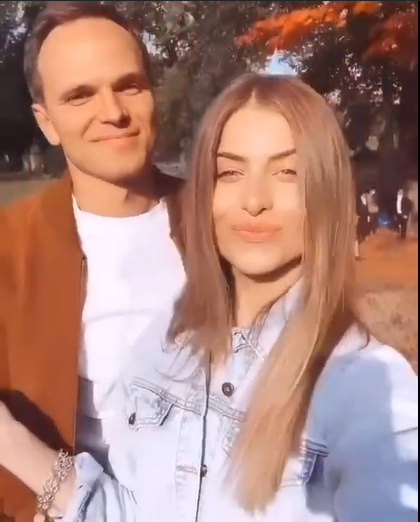 Кадр из видео, на котором София Евдокименко романтично проводит время с Денисом Жадановым.