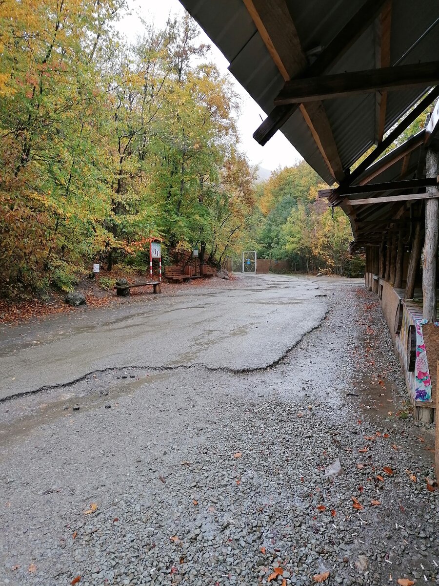 У входа на тропу.